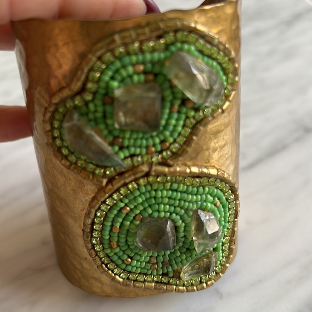 De Petra Hammered Gold Green Stone Cuff - Picture 3 of 5